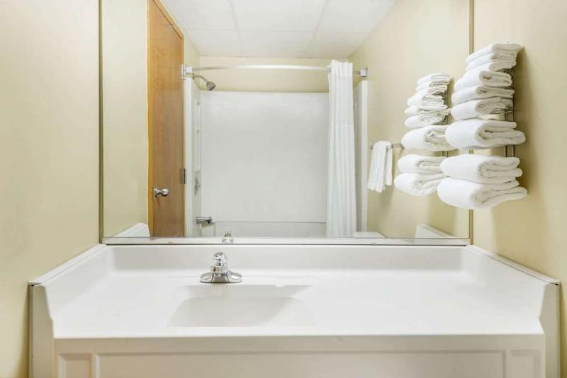 Express & - - Sandusky Area By Ihg Milan